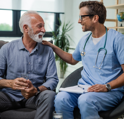 Médico atendiendo a paciente en su casa